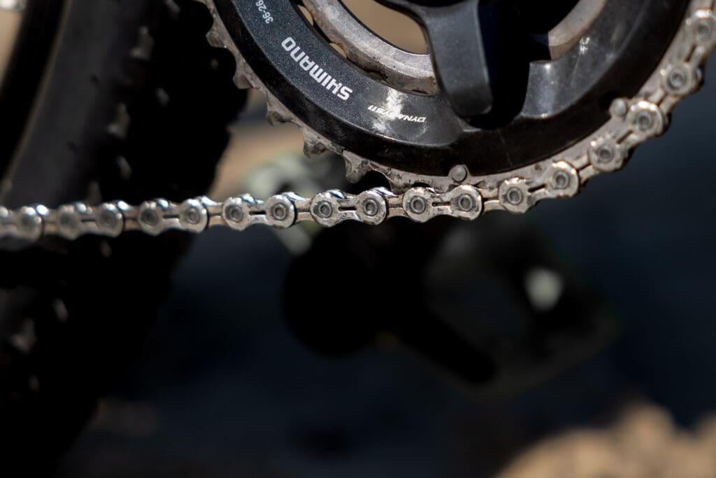 De fietskeeting van een MTB fiets die het razendsnel verbinden met jouw team symboliseert.